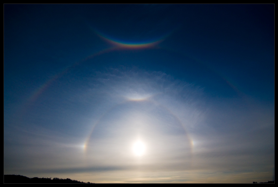 Halo mit Nebensonnen und Eiskristallbögen