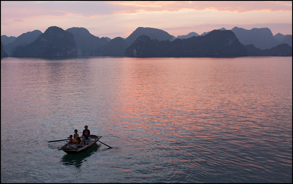 Halong Bay am Abend