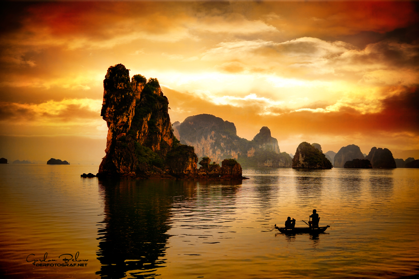 Halong Bucht am frühen Morgen