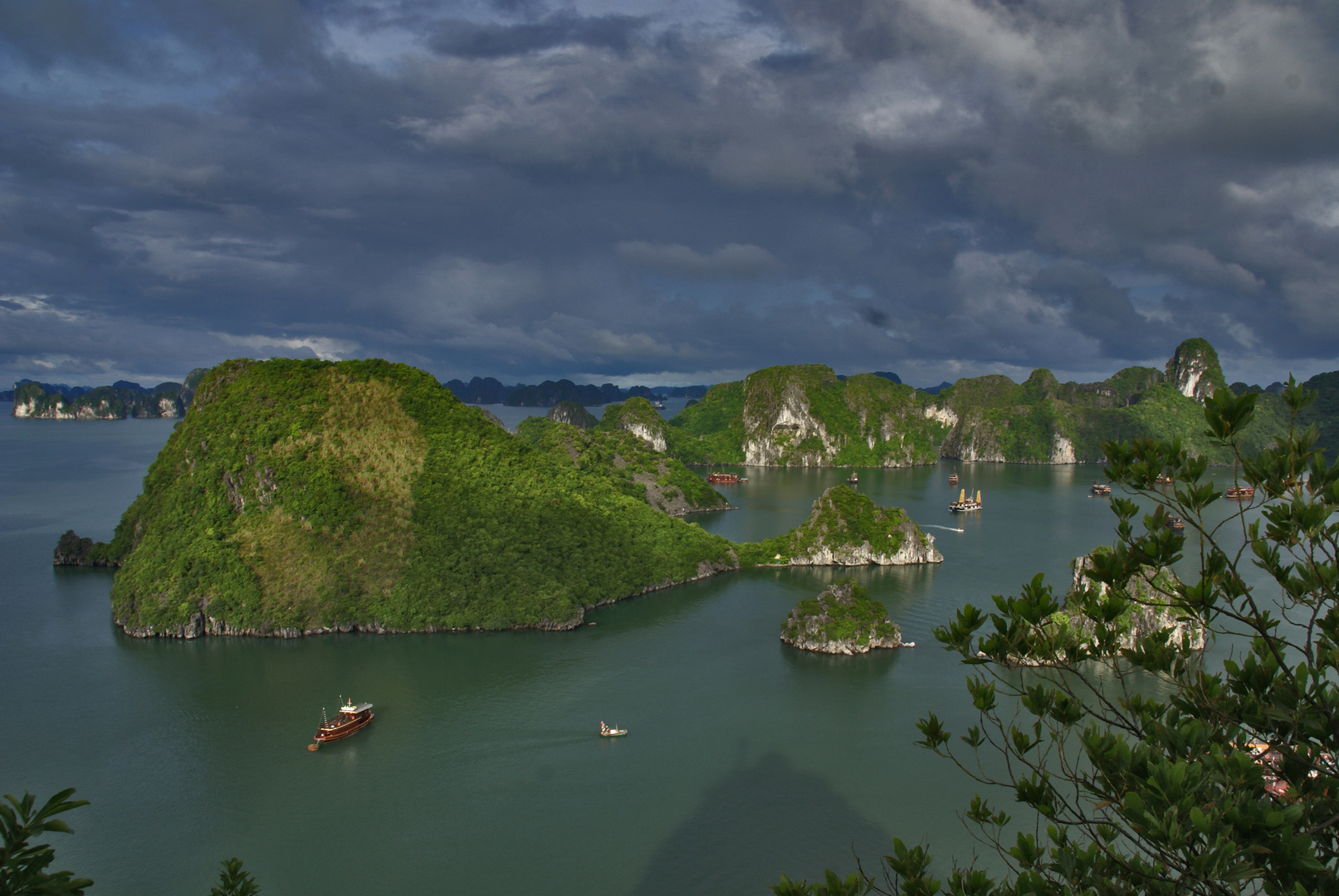 Halong Bucht am späten abend