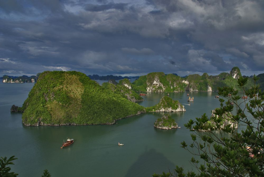 Halong Bucht am späten abend