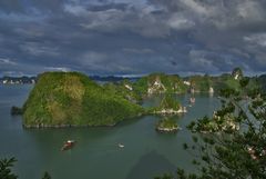 Halong Bucht am späten abend