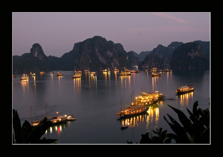 Halong-Bucht by night