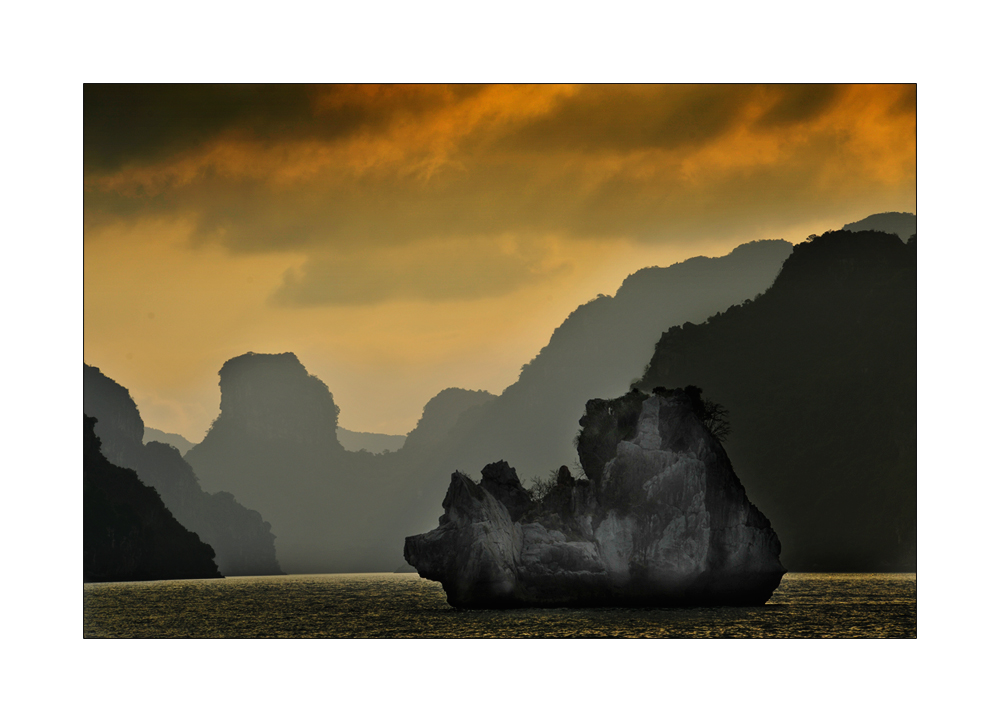 Halong Bucht im letzten Abendlicht