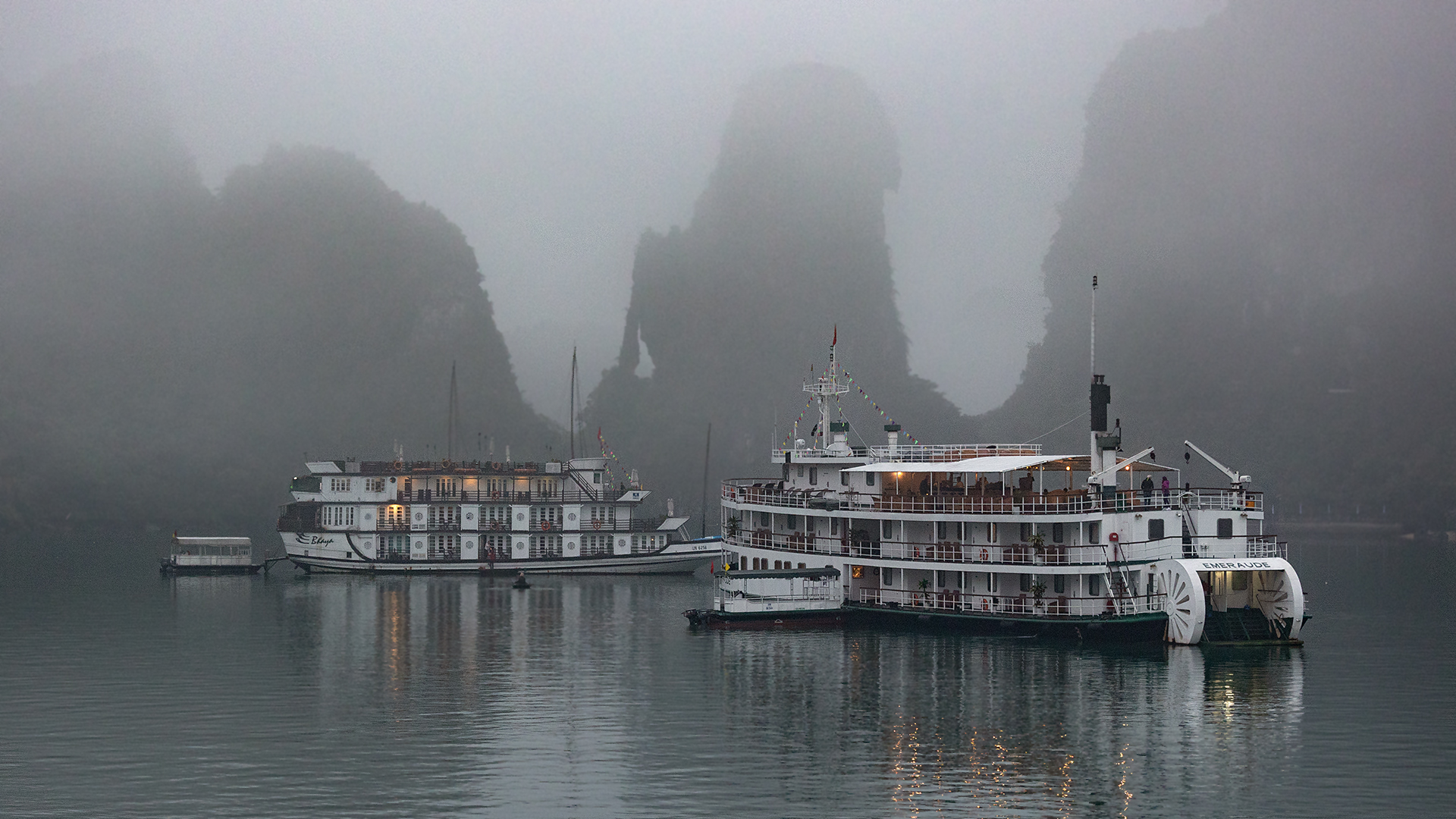 Halong Bucht im Nebel