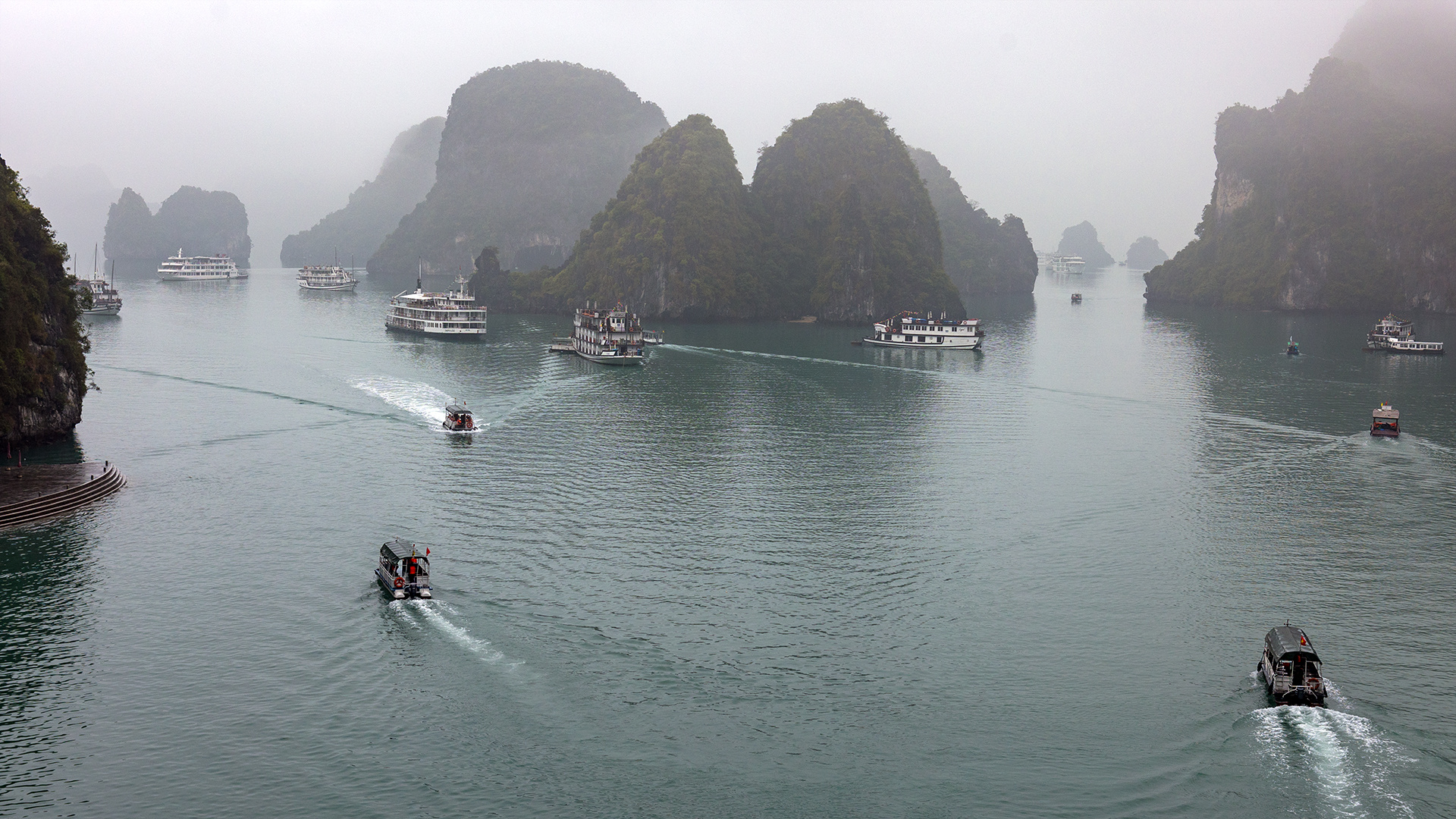 Halong Bucht im Nebel