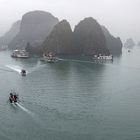 Halong Bucht im Nebel