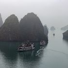 Halong Bucht im Nebel