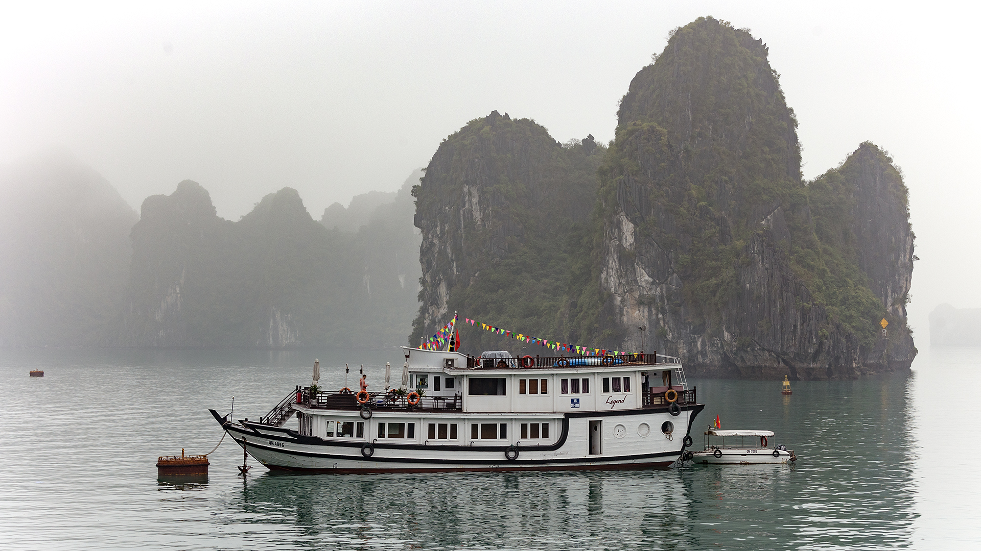 Halong Bucht im Nebel