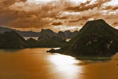 Halong Bucht in Abendstimmung