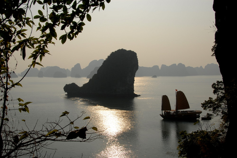 Halongbucht Vietnam von Georges Schiltz