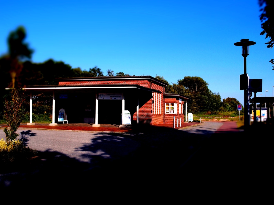 Halt ist Stoppen und Gehalten werden... Bahnhöfe sind nie Enden... Versprechen auf...