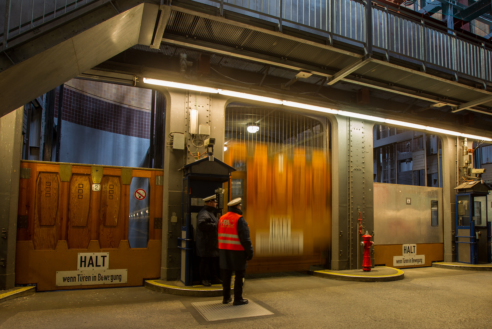 HALT  - Wenn Türen in Bewegung -