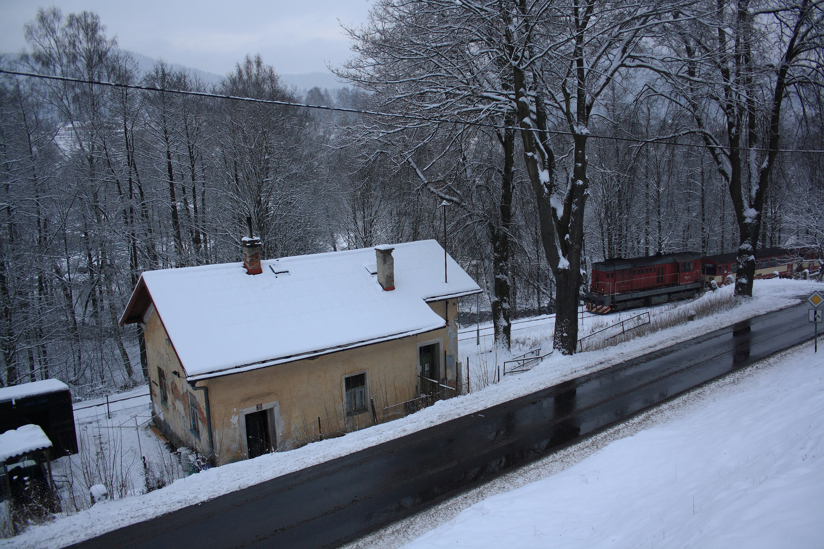 Haltepunkt Nejdek-Sucha mit  Neuschnee .