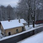 Haltepunkt Nejdek-Sucha mit  Neuschnee .