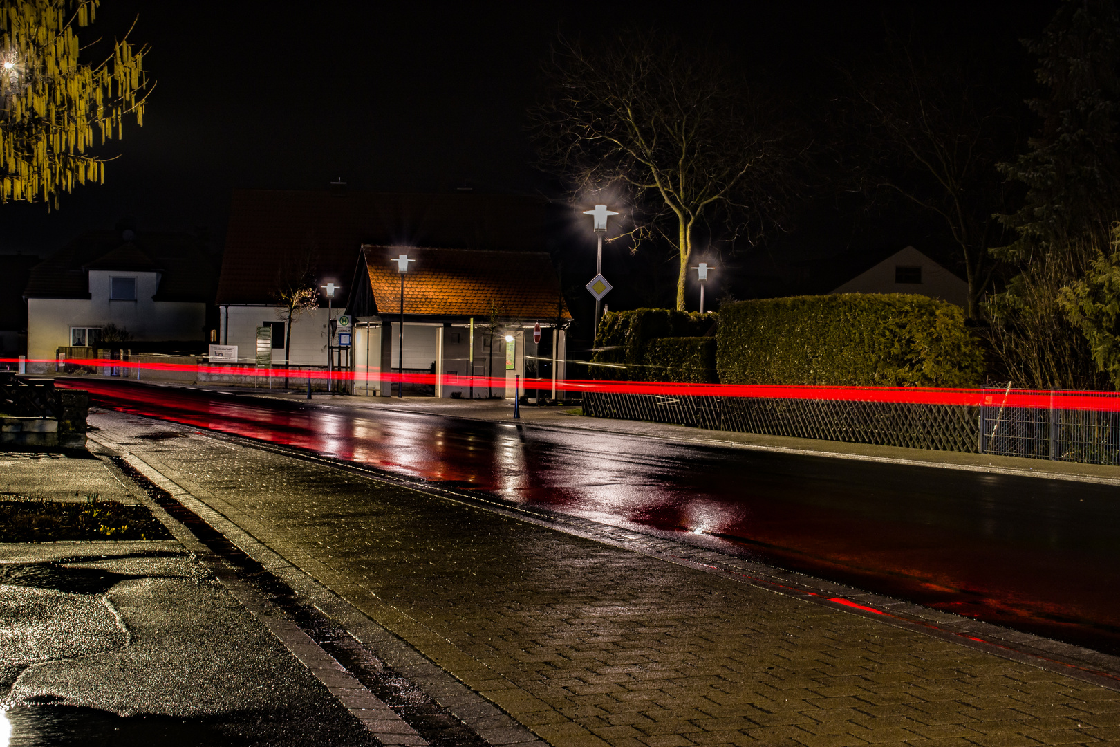 Haltestelle im Regen 