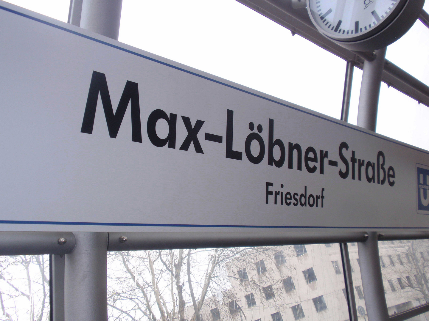 Haltestellenschild der Max-Löbner-Str. / Friesdorf