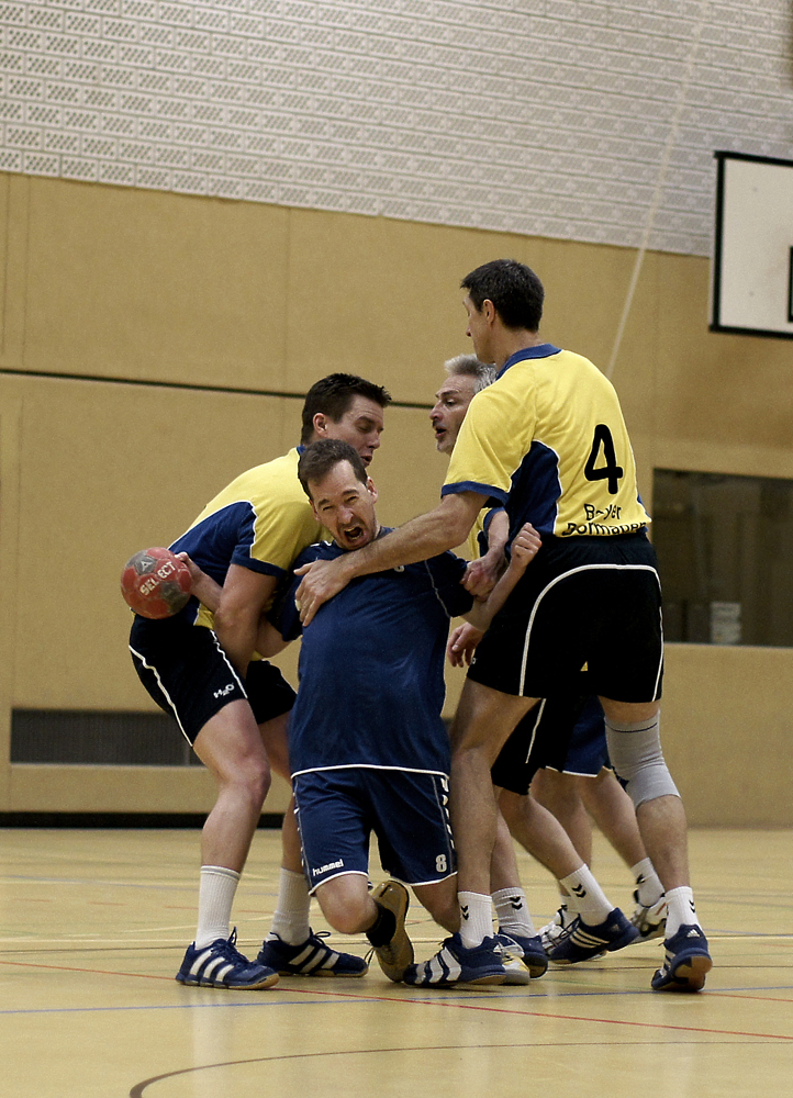 haltet mich zurück oder ich werfe den ball rein