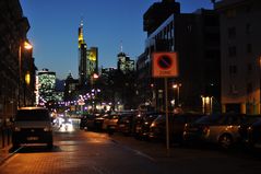 Halteverbot - Wen stört das? - Momentaufnahme in Frankfurt Martin-Elsässer-Platz