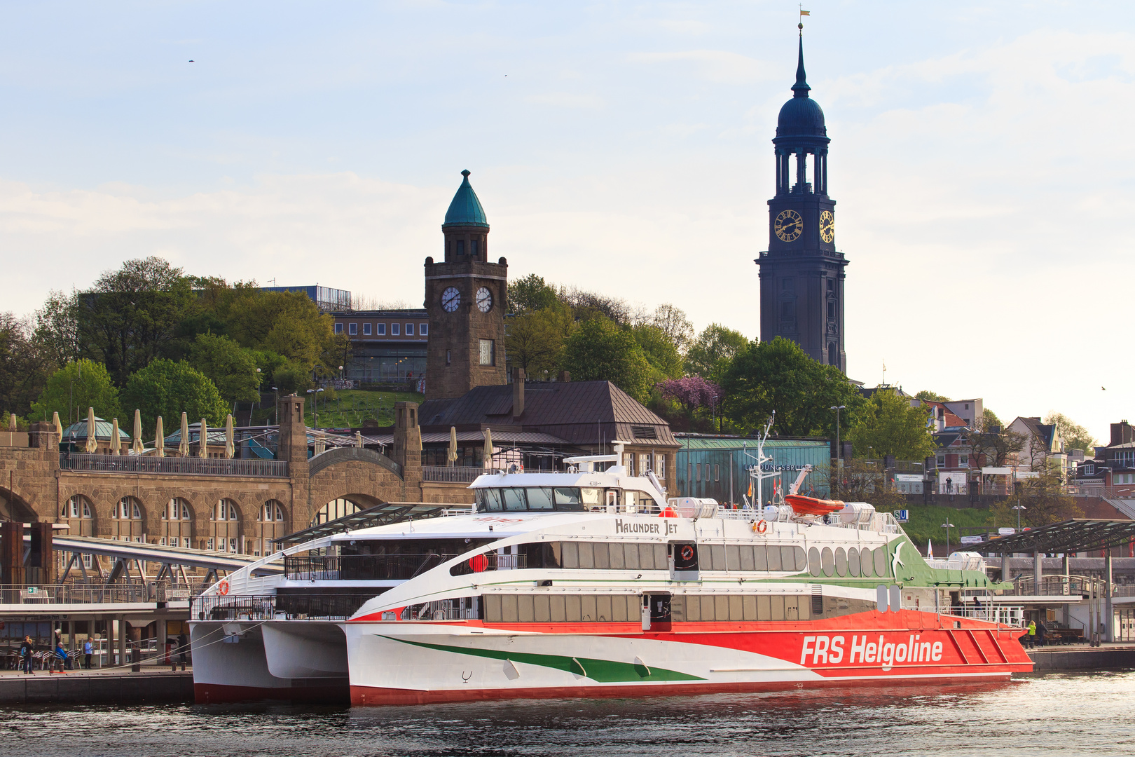 HALUNDER JET an den St. Pauli Landungsbrücken