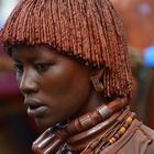 Hamarfrau mit ockerroten Haaren (Dimeka im unteren Omotal in Äthiopien)