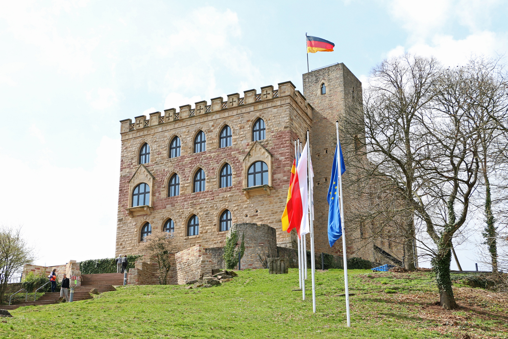 Hambacher Schloss, Aufgang