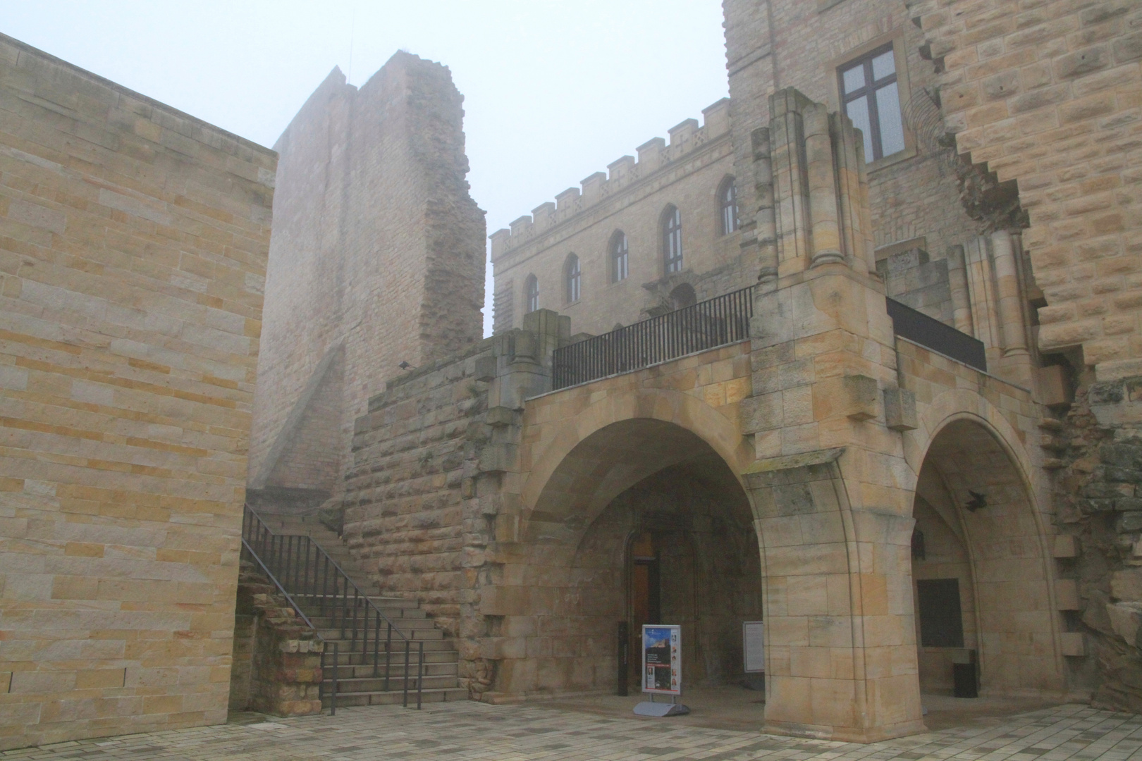 Hambacher Schloss im Nebel