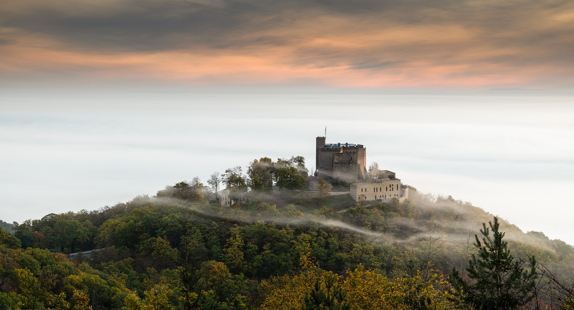 Hambacher Schloss mit Zuckerwatte Foto & Bild architektur