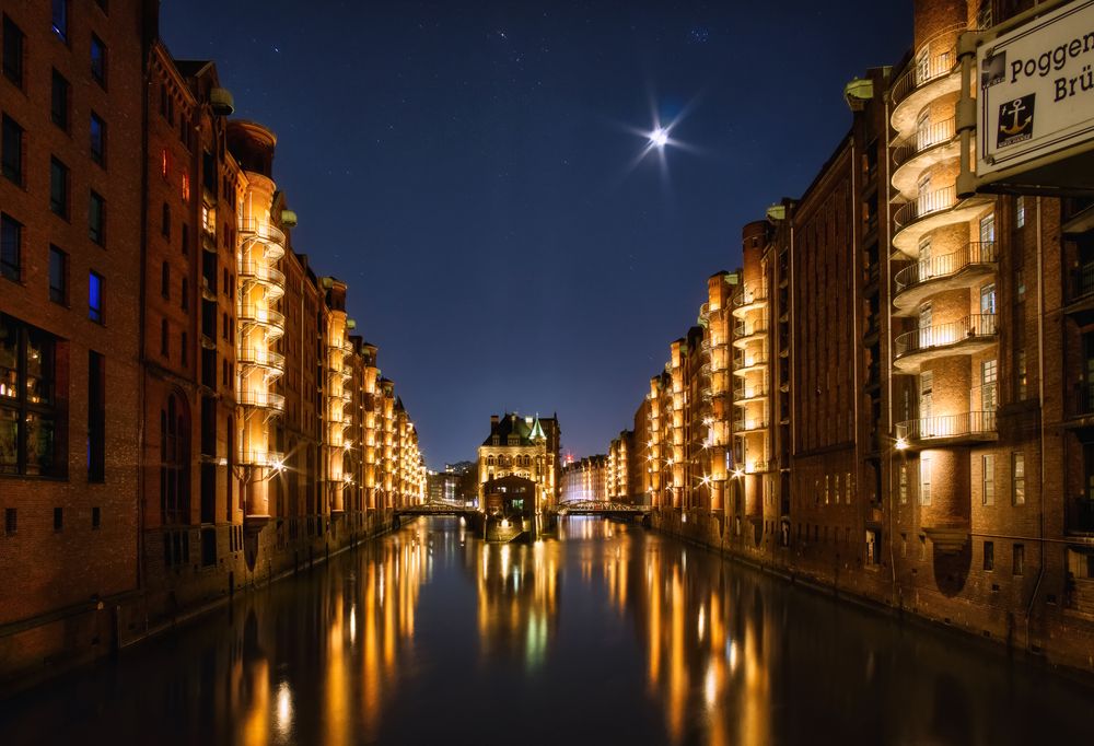 Hamburg #36 (Wasserschloss at night)