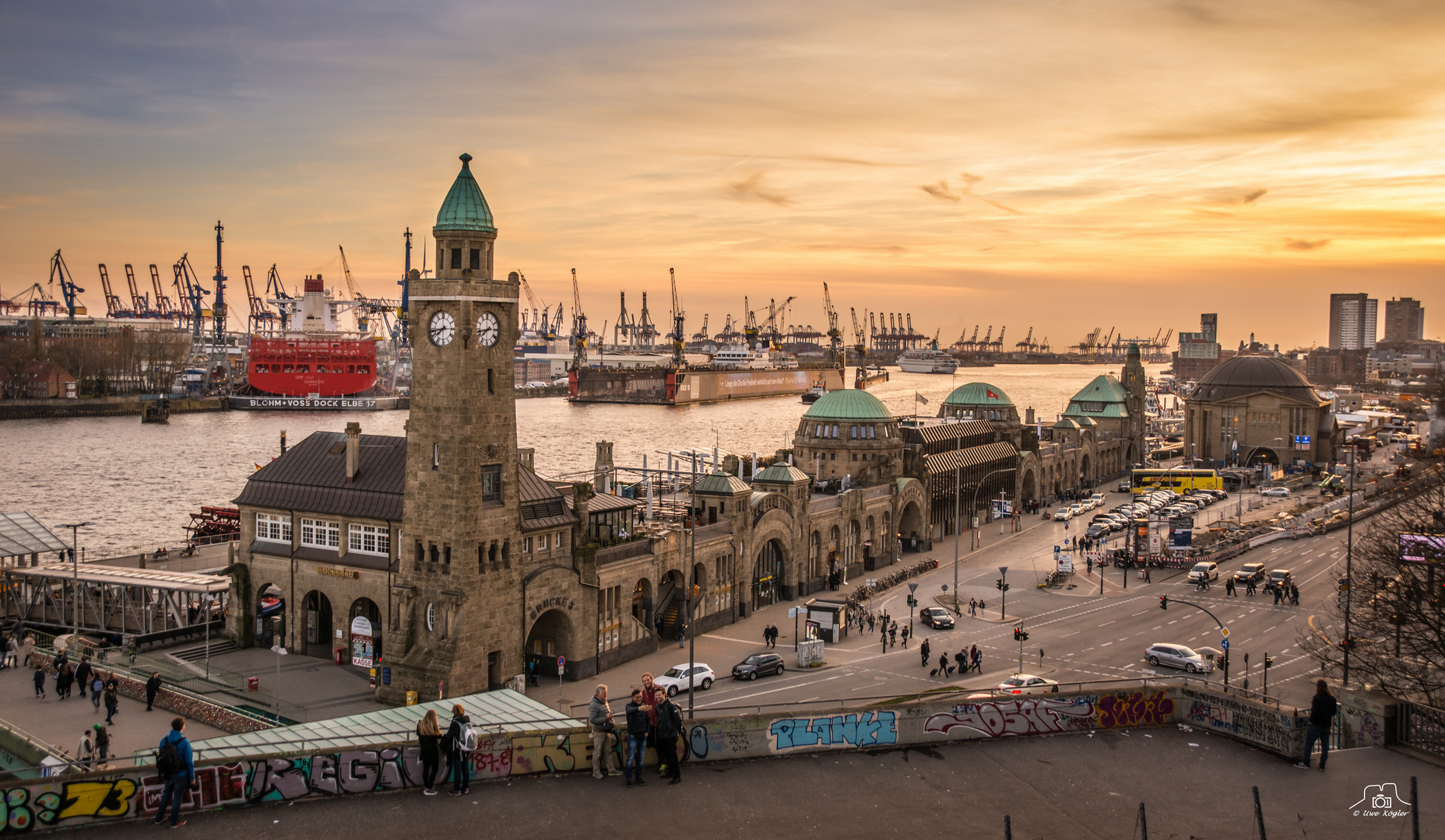 Hamburg, Abend an den Landungsbrücken