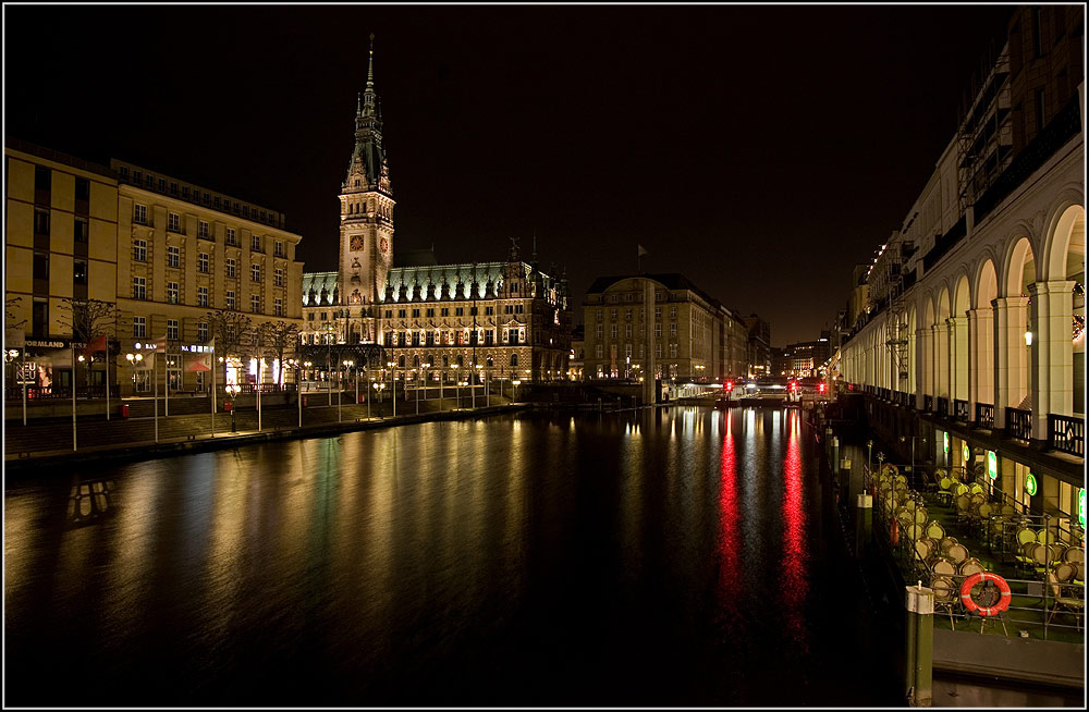 Hamburg Alsterarkaden und Rathaus bei Nacht