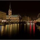 Hamburg Alsterarkaden und Rathaus bei Nacht