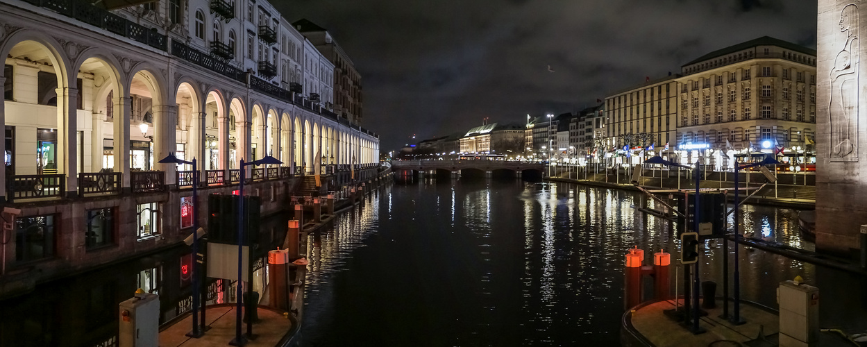 Hamburg Alsterschleuse am Rathaus