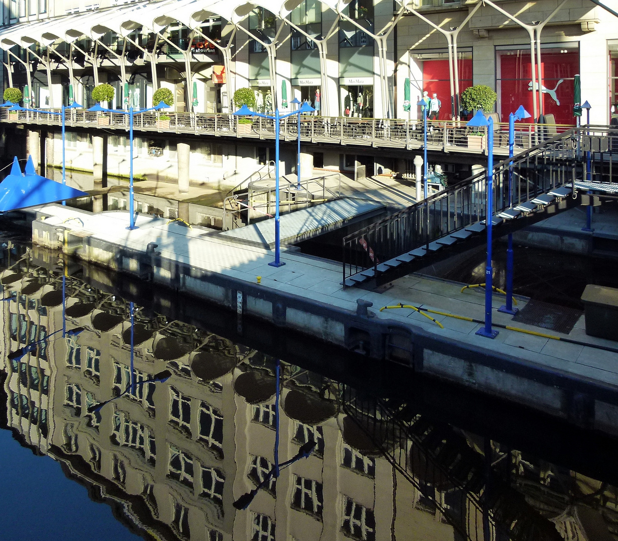 Hamburg: Alsterschleuse am Rathaus