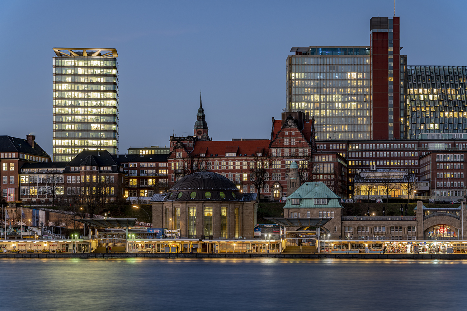 Hamburg am Abend im Januar 2022