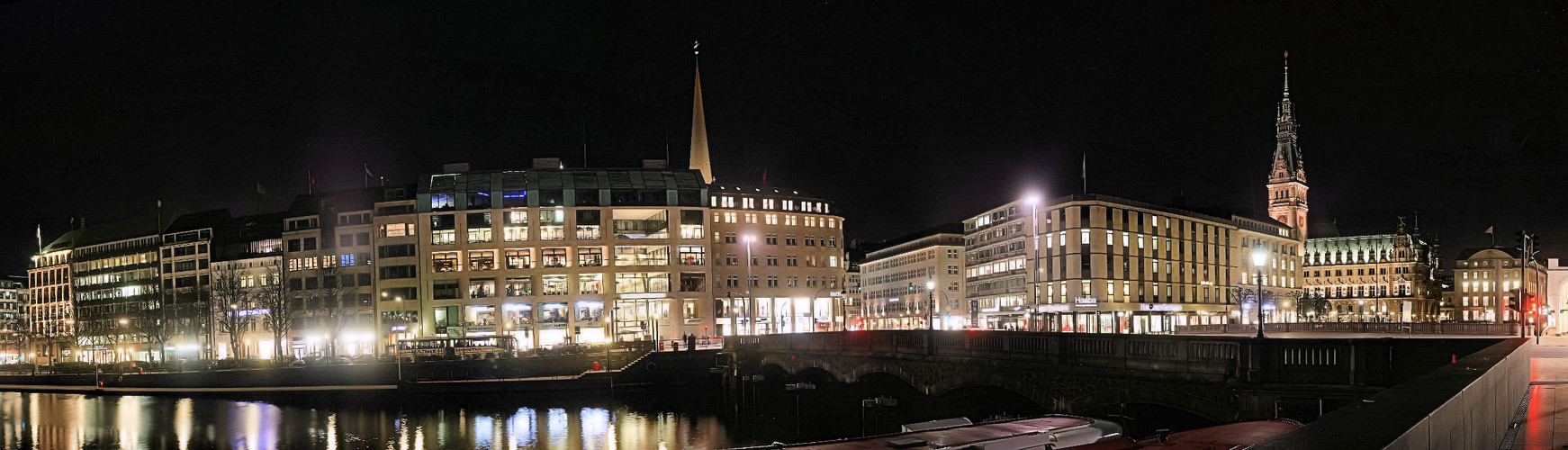 Hamburg an der Alster bei Nacht