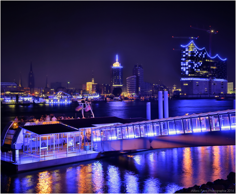 Hamburg, an der Elbe, wo der König der Löwen wohnt.