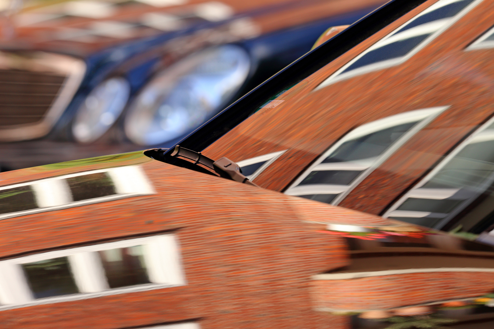 Hamburg-Architektur gespiegelt in parkenden Autos