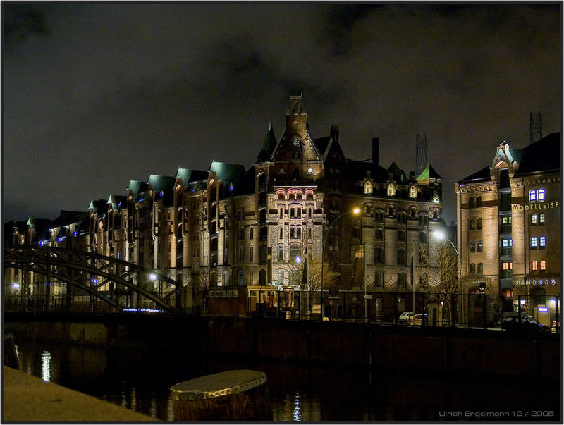 hamburg at night