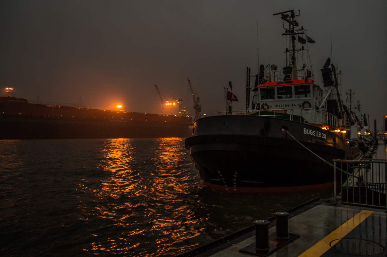 Hamburg bei Dunst und Nieselregen