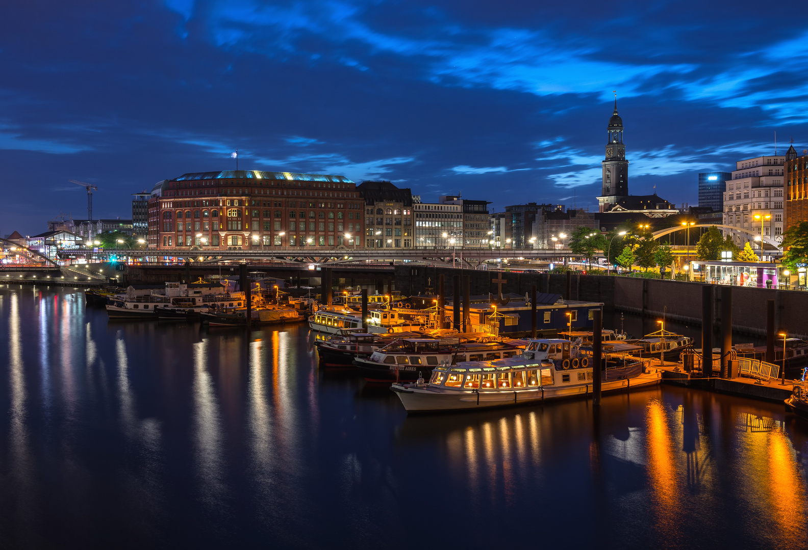 Hamburg bei Nacht