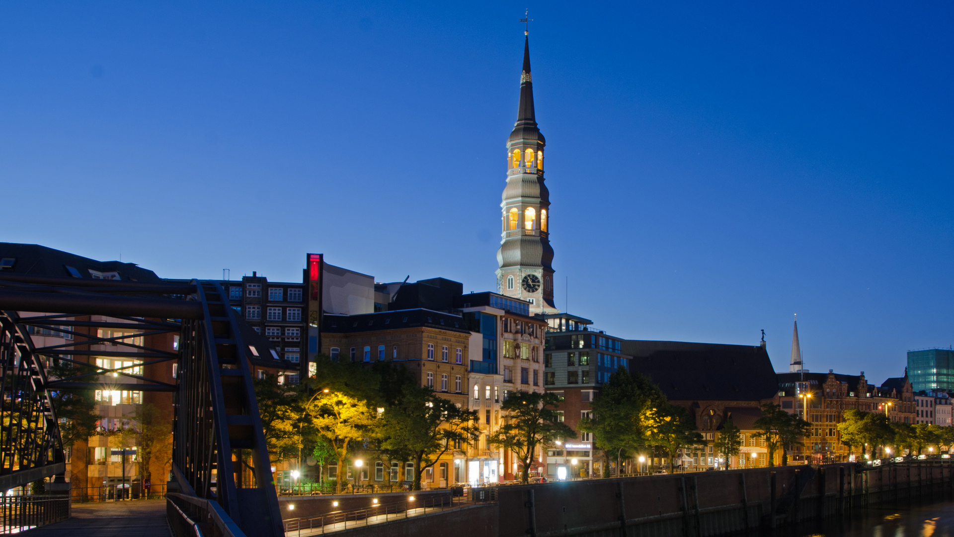 Hamburg bei Nacht