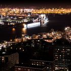 Hamburg bei Nacht - Blick auf Landungsbrücken und Hafen