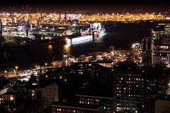 Hamburg bei Nacht - Blick auf Landungsbrücken und Hafen