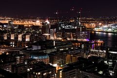 Hamburg bei Nacht - Blick auf Speicherstadt und Hafencity