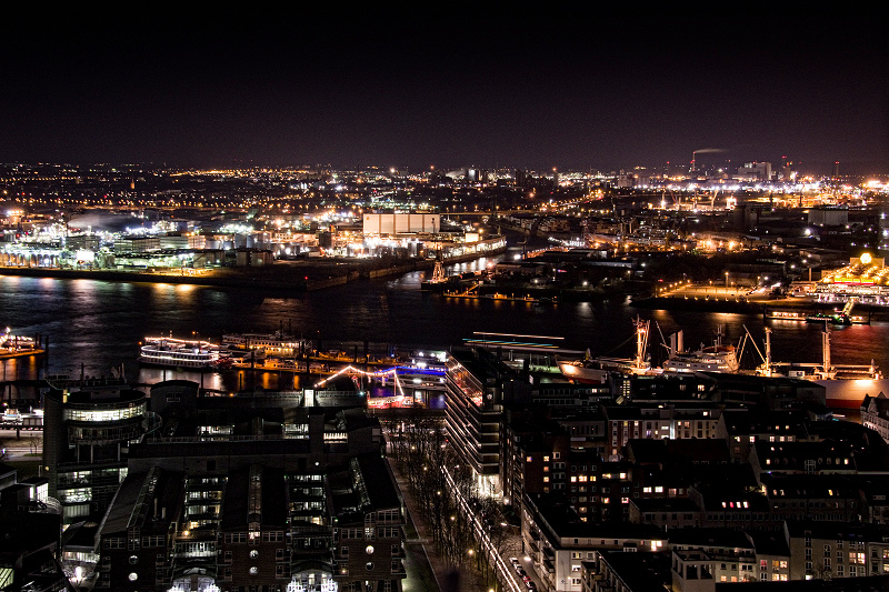 Hamburg bei Nacht - Blick Richtung Steinwerder und Hafen