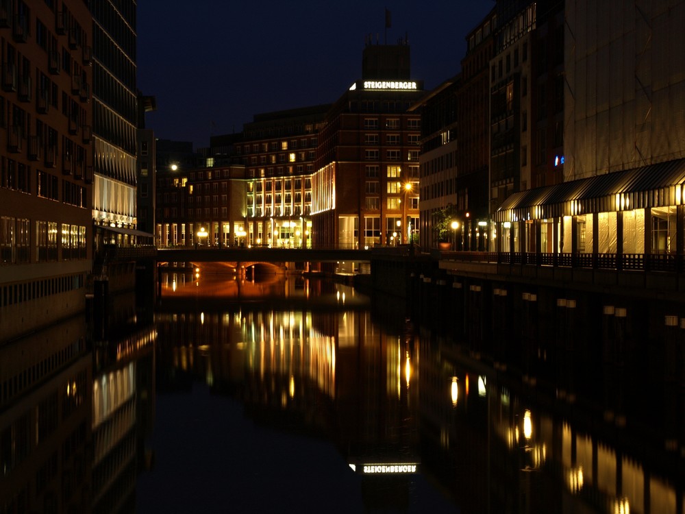 Hamburg bei Nacht - Blick von der Adolphsbrücke