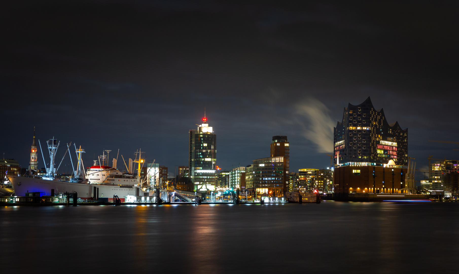 Hamburg bei Nacht mit Blick auf Cap San Diego, Elbphilharmonie und HafenCity