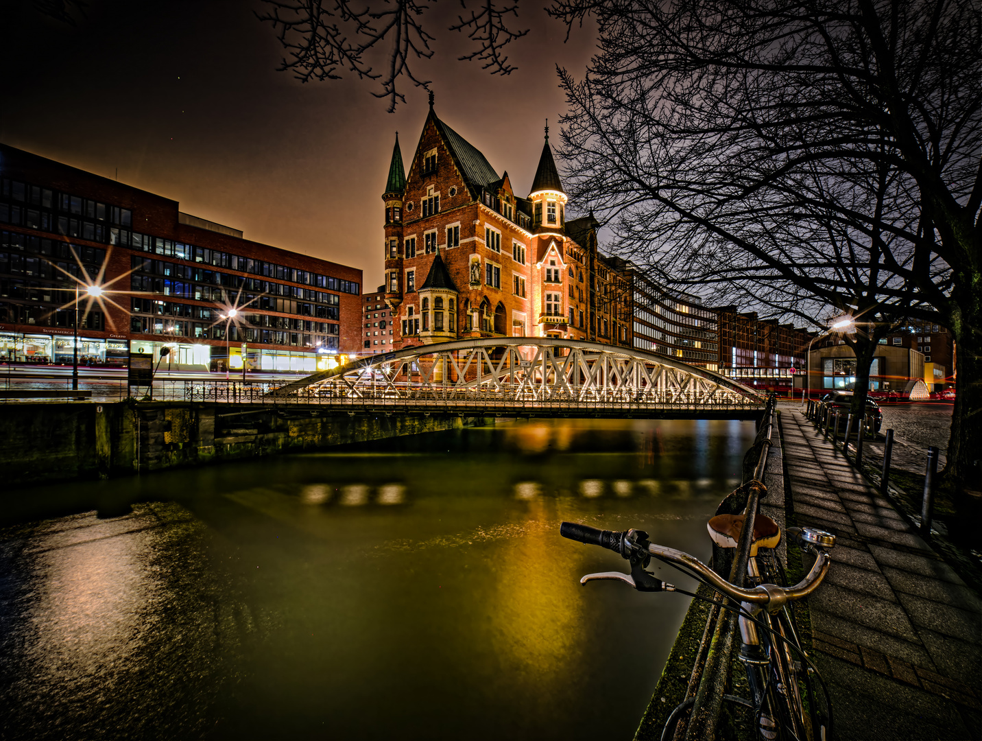 Hamburg bei Nacht mit Fahrrad