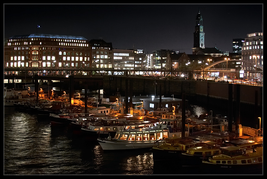 Hamburg bei Nacht mit Michel